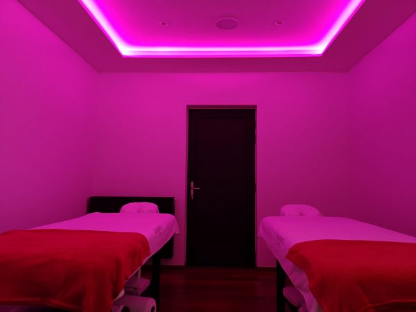Les Thermes de Kain treatment room with two massage tables